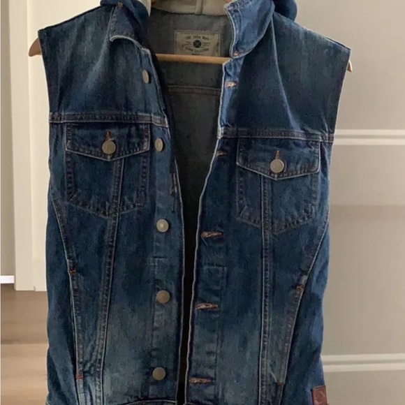 Zara sleeveless jean jacket with hoodie - Picture 1 of 3